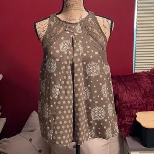 Taylor & Sage sleeveless blouse EUC